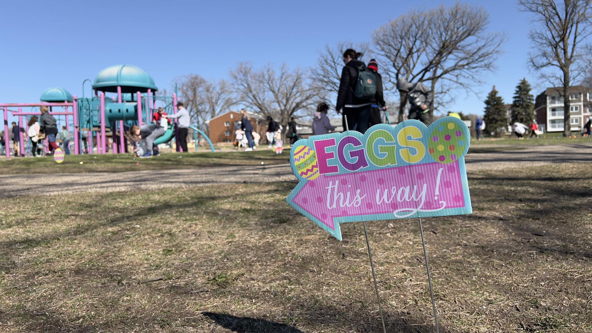 Egg hunt sign saying eggs this way